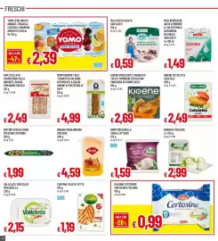 Volantino Famila Superstore Pagina 8: Mowi Gourmet Deli Trancio di Salmone Affumicato a Caldo €4,99, Kioene kroccanti €2,69