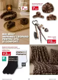 Catalog Lidl Pagină 5: Șosete de tenis pentru femei €13,00, Breloc cu perie fiecare €15,00
