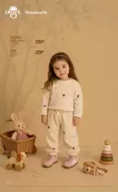 Catálogo Woolworth Página 37: Tenis €229,90, Conjunto sudadera y pantalon €299,90