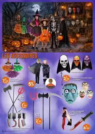 Catalogue Maxi Bazar page 4: Arme ensanglantée 41cm €1,99, Cape vampire €5,99