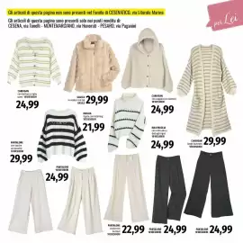 Volantino Famila Pagina 31: Maglia rigata con lettering 101DESIDERI €21,99, Pantaloni 101Desideri €24,99
