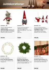 Clas Ohlson reklamblad Sida 5: Jultomte i tyg €79,90, Girlander & julkransar Dörrkrans med granris, blåbär och kottar €199,90