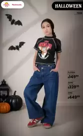 Catálogo Woolworth Página 15: Tenis €449,90, Jeans €329,90