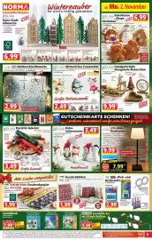 Norma Prospekt woche 45 Seite 5: Handgefertigte Mangoholz-Dekoration €9,99, Bella casa Winterliches Fensterbild €2,49