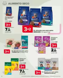 Folleto Carrefour Página 12: Whiskas alimento seco para gatos €2,66, Brekkies alimento seco para gatos buey €7,26
