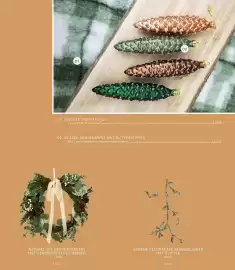 Horta folder Pagina 9: 01 01 GERUITE SHERPAPLAID L 130 x B 170 cm, groen/wit 02 GLAZEN DENNENAPPEL MET GLITTERSTIPPEN Ø 15,3