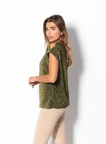 Remera granada de lurex. escote base y manga caida con hombro descubierto. lisa.