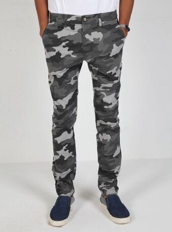 Pantalon gabardina camuflado