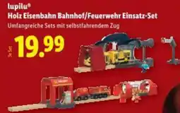 Lidl lupilu Holz Eisenbahn Bahnhof/Feuerwehr Einsatz-Set Umfangreiche Sets mit selbstfahrendem Zug Angebot