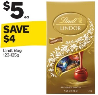 Woolworths Lindt Bag 123-125g offer