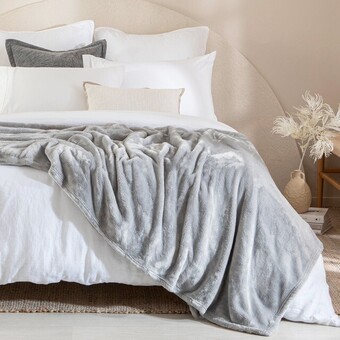 Pillow Talk Luxe 520gsm microfibre blanket by m.u.s.e offer