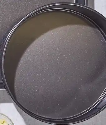 Spotlight 40% off Round Cake Pan offer
