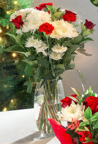 ALDI Beautiful blooms christmas cheer bouquet offer