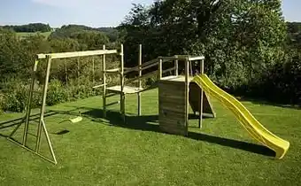 Dreamland BnB Wood schommel Madagascar Commando Monkey Bar met gele glijbaan aanbieding