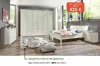 Slaapkamer in lak wit met glasfronten bed