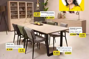 Stoel, vitrinekast, dressoir, tafel