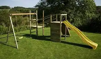 Dreamland BnB Wood schommel Madagascar Adventure Commando met gele glijbaan aanbieding