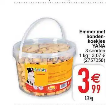 Cora Emmer met hondenkoekjes yana aanbieding