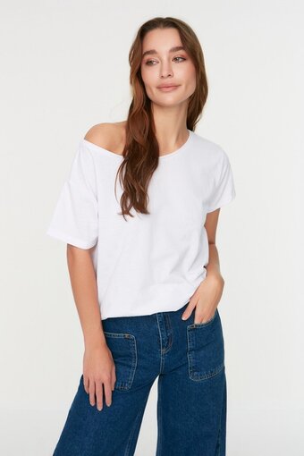 Bol.com Trendyol vrouwen off-shoulder basis t-shirt aanbieding