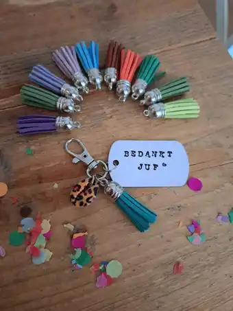 By_evelien lieve sleutelhanger bedankt juf - schelpje - klaver - panterprint - geluk - kwastje - graveren - einde schooljaar 