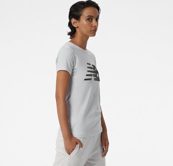Bol.com New balance nb classic flying nb graphic tee dames t-shirt - maat xs aanbieding