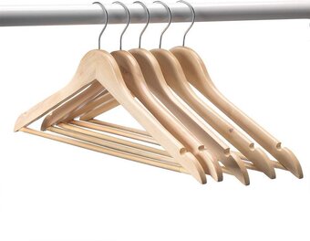 Bol.com Laundryspecialist kledinghangers – set van 5 stuks – premium kwaliteit kledinghangers van esdoornhout – met schouderinkepinge aanbieding
