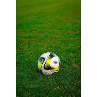Decathlon Geel en zwart voetbal - maat 5 aanbieding