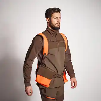 Decathlon Stevig en waterafstotend jagersvest 920 bruin en fluo aanbieding