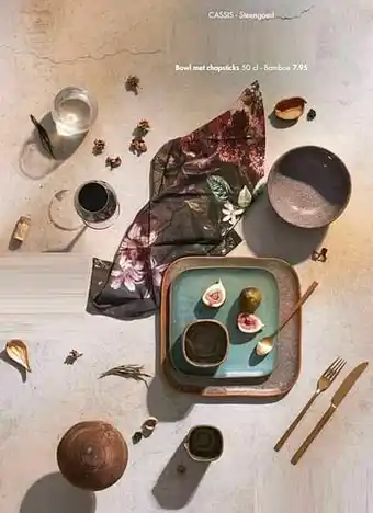 Cassis bowl met chopsticks