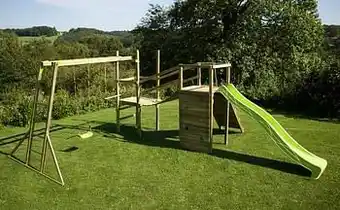 Dreamland BnB Wood schommel Madagascar Commando Monkey Bar met limegroene glijbaan aanbieding