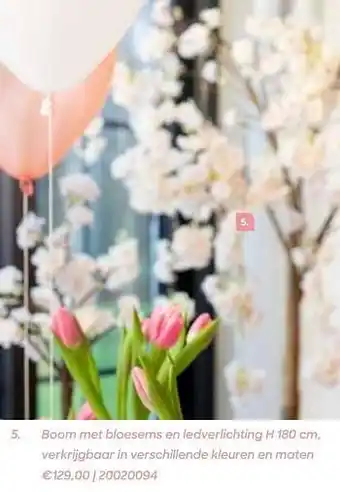 Boom met bloesems en ledverlichting