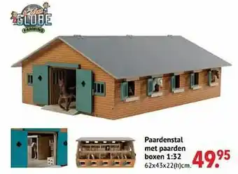 Paardenstal met paarden boxen