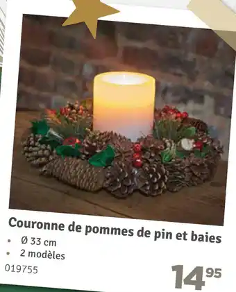 Couronne de pommes de pin et baies