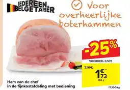 Ham van de chef in de fijnkostafdeling met bediening