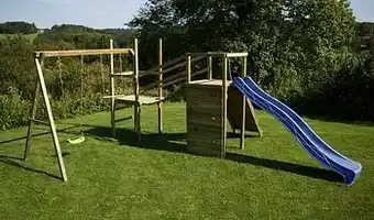Dreamland BnB Wood schommel Madagascar Adventure Commando met blauwe glijbaan aanbieding