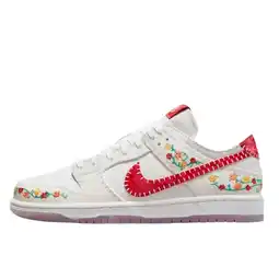 Decathlon Schoenen SB Dunk Low Decon N7 Opti Yellow University Red aanbieding