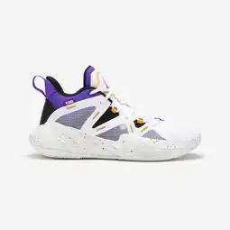 Decathlon BASKETBALSCHOENEN VOOR DAMES/HEREN LOS ANGELES LAKERS 900 NBA MID-3 WIT aanbieding