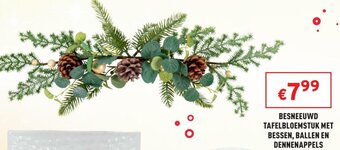Trafic Besneeuwd tafelbloemstuk met bessen, Ballen en Dennenappels aanbieding