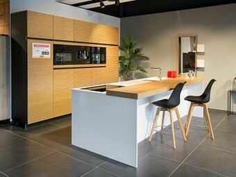 Deba Meubelen Keukenwand en kookeiland incl. toestellen Hout aanbieding