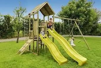 Dreamland BnB Wood schommel Perk Adventure met 2 gele glijbanen aanbieding