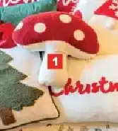 Carrefour Kussen - kabouter en kerstboom: 40 x 40 cm of paddenstoel: 35 x 35 cm aanbieding