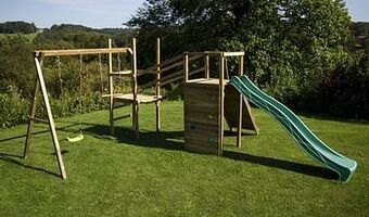 Dreamland BnB Wood schommel Madagascar Adventure Commando met groene glijbaan aanbieding