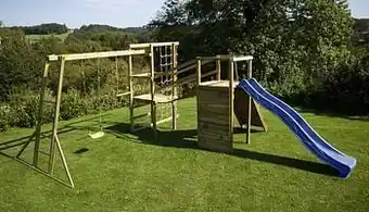 Dreamland BnB Wood schommel Madagascar Adventure Commando Monkey Bar met blauwe glijbaan aanbieding