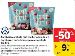 Carrefour Market Aardbeien omhuld met melkchocolade en frambozen omhuld met pure chocolade trü frü aanbieding