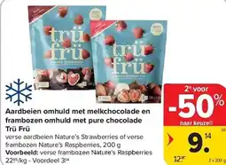 Carrefour Aardbeien omhuld met melkchocolade en frambozen omhuld met pure chocolade trü frü aanbieding
