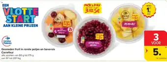 Gesneden fruit in ronde potjes en bavarois