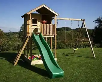 Dreamland BnB Wood schommel Lucas met zandbak en groene glijbaan aanbieding