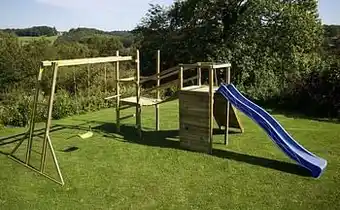 Dreamland BnB Wood schommel Madagascar Commando Monkey Bar met blauwe glijbaan aanbieding