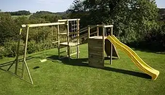 Dreamland BnB Wood schommel Madagascar Adventure Commando Monkey Bar met gele glijbaan aanbieding