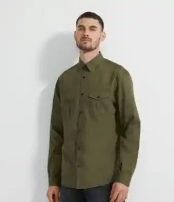 Camisa comfort em sarja manga longa com bolsos frontais